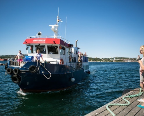 Båten til Bragdøya kjører daglige turer. Foto: Adam Read©Visit Sørlandet.