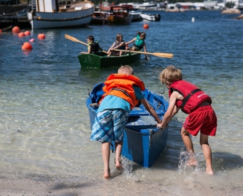 Lei en robåt og lær barna å ro. Foto: Adam Read©Visit Sørlandet